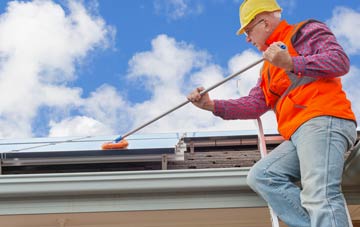 Ceathramh Meadhanach soft wash roof cleaning